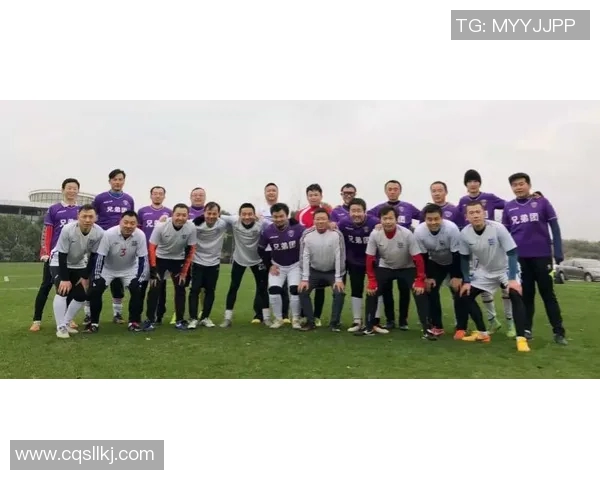 小球迷热情直播东莞足球比赛展现青春活力与团队精神